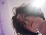 双镜头下的丰满熟女在尿尿