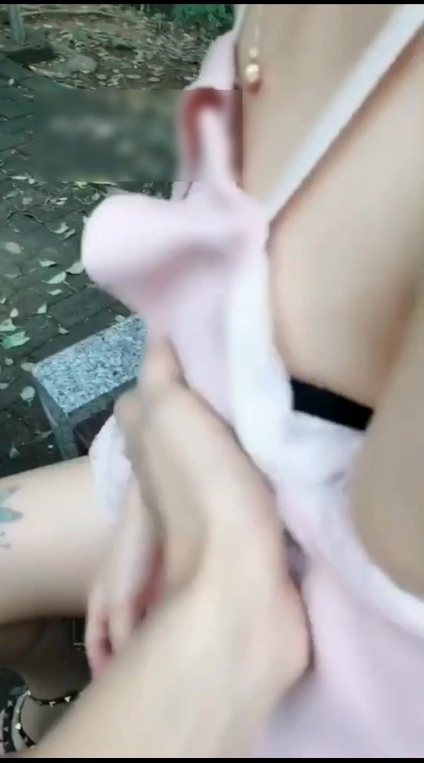 高颜值性感美女公园游玩时被好色男搭讪挑逗后在凉亭啪啪,旁边还有人坐在那里,说：快点操,用力干我.有人啊!