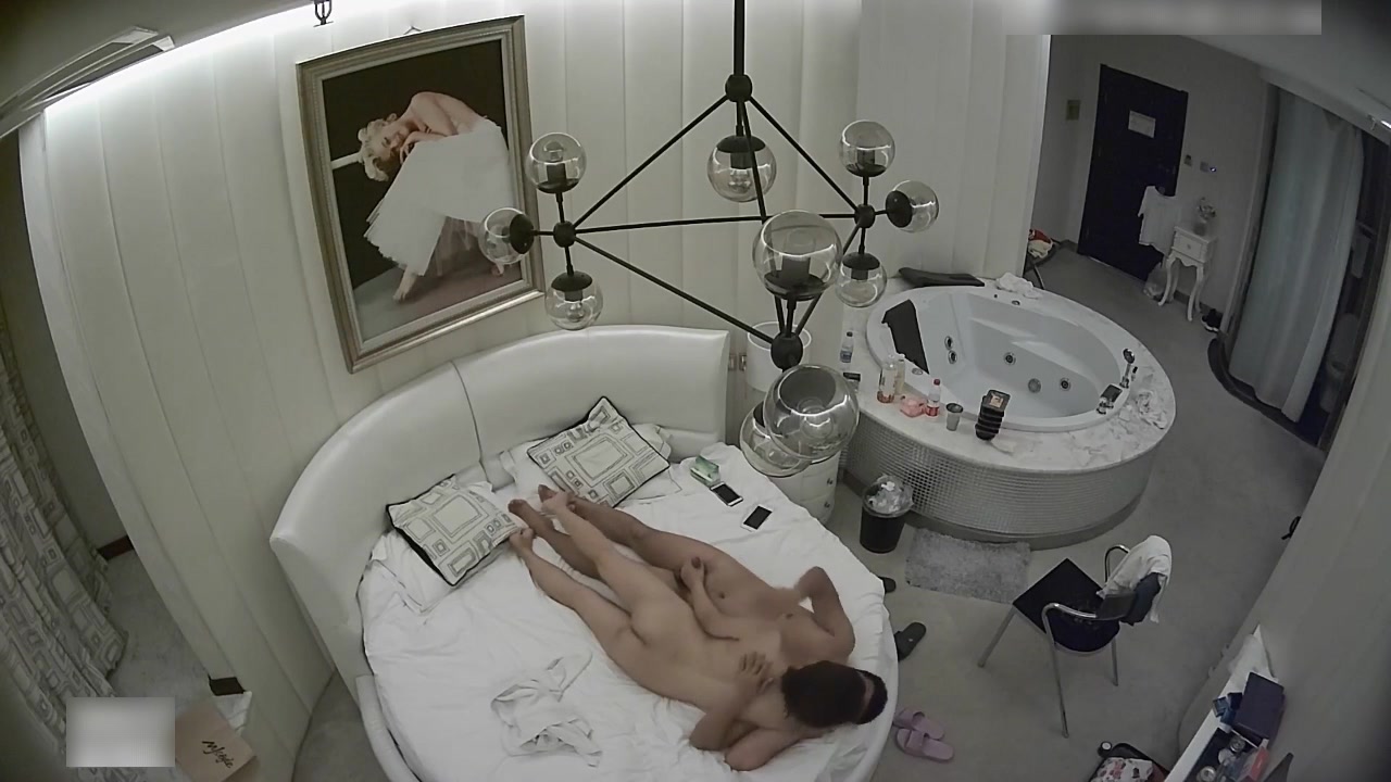 精致酒店性福小胖啪啪高颜值苗条小美女放着小曲鸳鸯浴主动在浴缸里开干回床上继续美女很骚女上位疯狂女操男