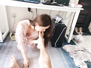 云盘泄密-颜值酷似某著名女星X欧的女神级性感美女被男友调教自拍,玩着游戏让她趴桌子下面吃鸡巴,带上链子沙发上干.国语!
