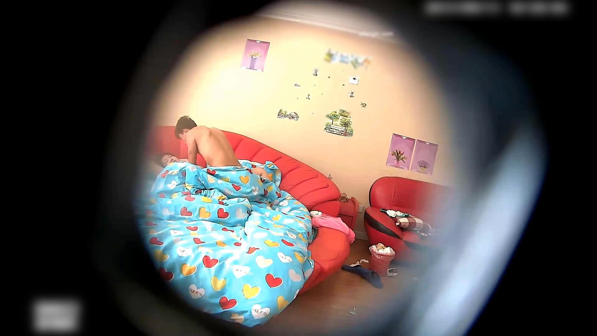 酒店情趣红床偷拍皮肤黝黑健壮小伙和性欲很强的白嫩嫂子开房偷情