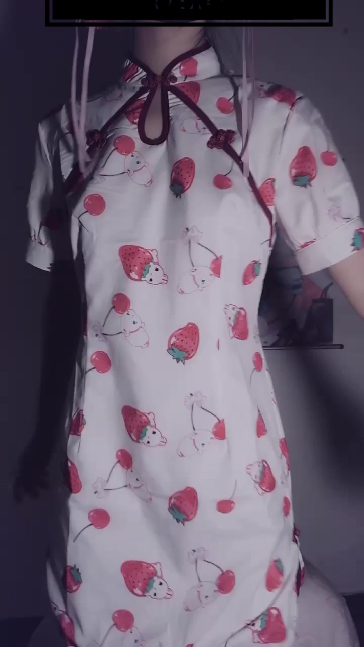 微博新人网红沈娇娇(甜美小娇妾)可爱草莓樱桃兔旗袍大胆自拍 套图27P+视频1V