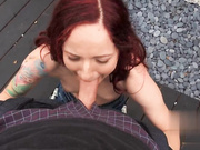 现实之王-泰勒·斯蒂尔在公园里找到了性欲旺盛的红发梅西·梅&他们在户外进行了疯狂的性爱