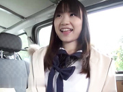 日本18 岁女学生喜欢性爱车和在家做爱