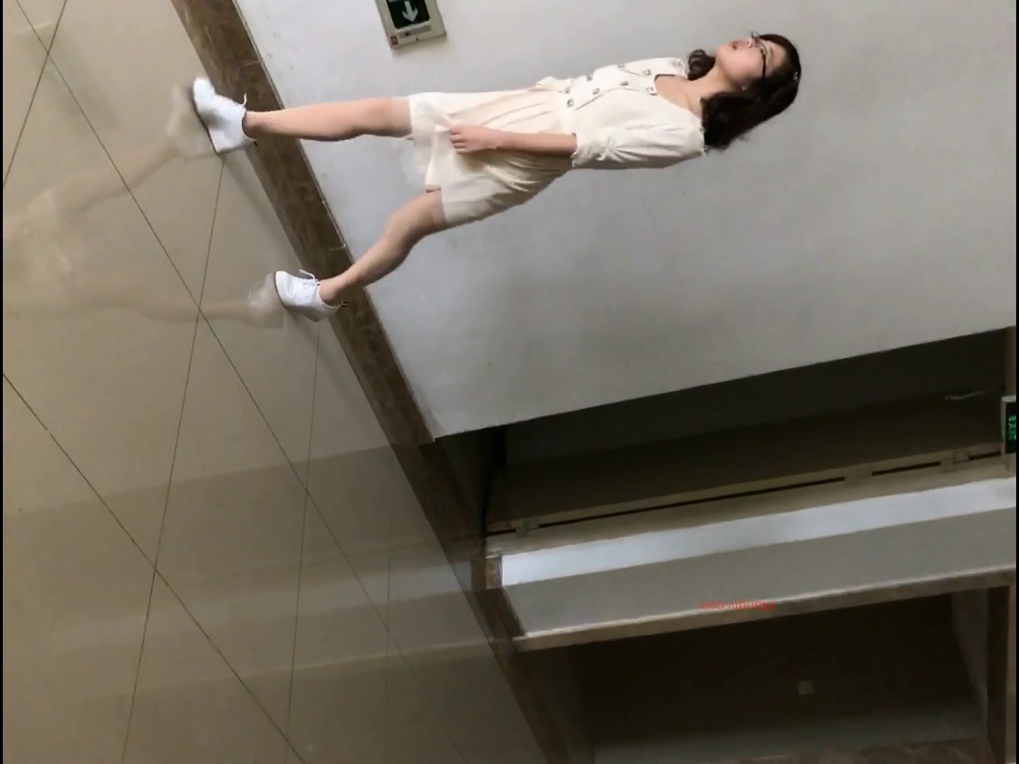 坑神國內某寫字樓公共衛生間廁拍各式美女白領如廁噓噓 雪白大屁股看得讓人欲火焚身 1080P高清原版