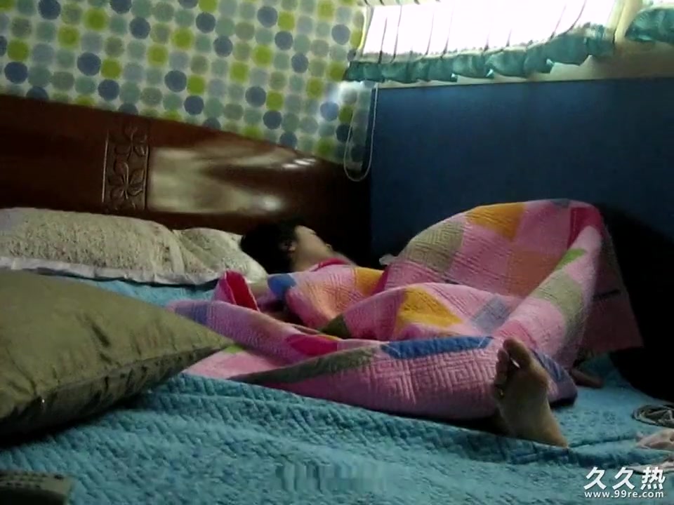 趁媳妇睡着把摄像机藏着拍