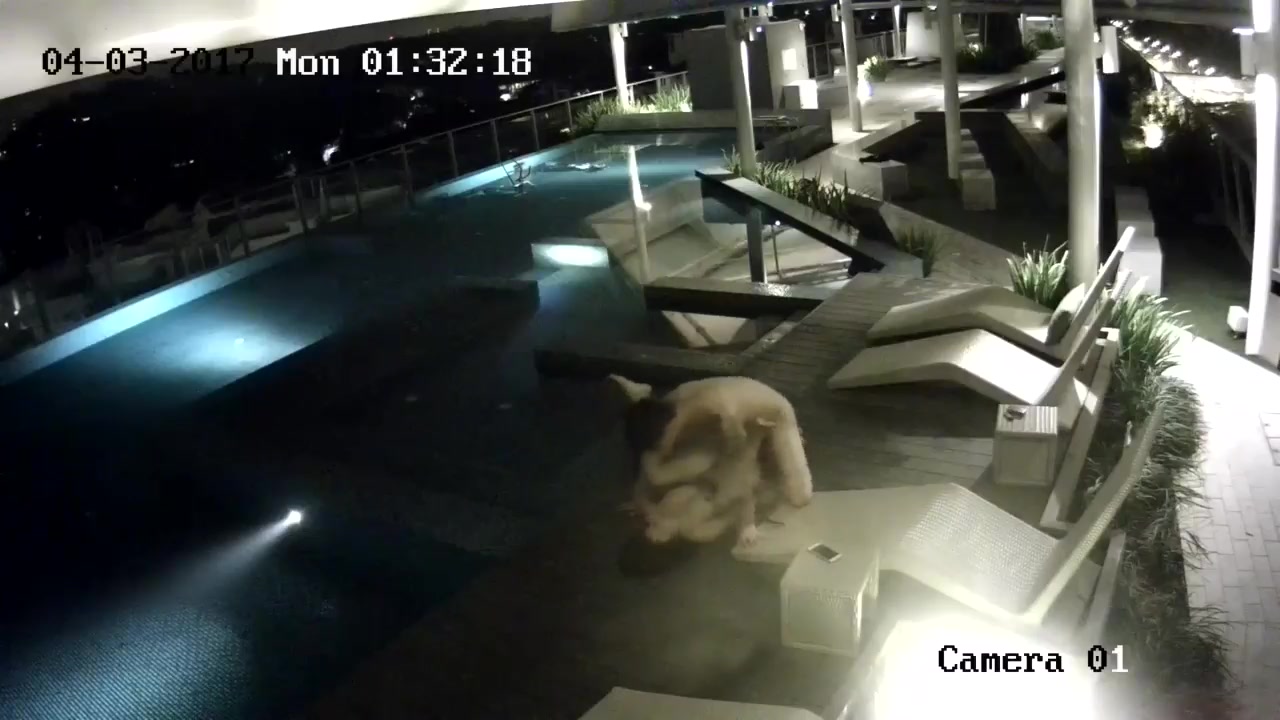 網爆門事件！香港某星級酒店一對情侶趁著夜晚沒人在頂層遊泳池啪啪被監控拍下流出視頻 720P高清