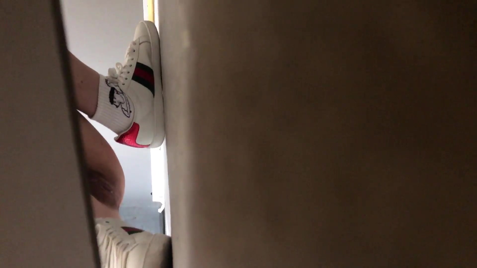 最新流出-廁拍大神W大仙潛入商業步行街隔板公共女廁偷拍各式美女如廁 有個高跟妹子的白帶真多吊在逼上 1080P高清原版