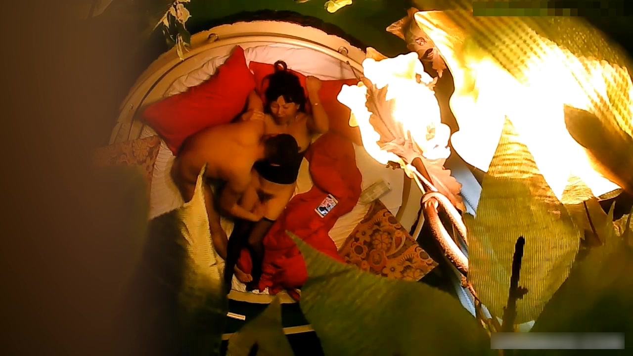 主題酒店圓床房拍攝到的熱戀小情侶開房愛愛 邊看著A片邊手指猛扣騷穴 呻吟銷魂又享受 露臉高清