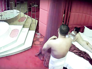 情趣酒店水滴摄像头监控TP大款胖哥和逼毛性感的骚情人按摩浴缸激情啪啪羡慕死屌丝